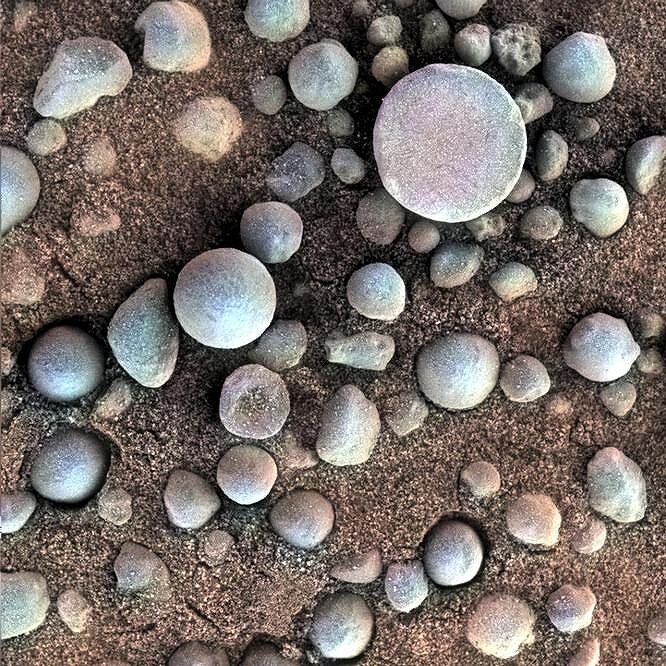 <p>Марсоход прошел 45 километров по поверхности Марса и достиг Долины&nbsp;Настойчивости (Perseverance Valley). Его основной задачей был поиск доказательств&nbsp;существования воды на Марсе. &laquo;Оппортьюнити&raquo; изучил более 50 пород в нескольких кратерах. Среди них гематит &mdash; минерал, который на Земле образуется в воде. Исследователи считают, что Плато Меридиана могло быть пригодно для жизни.</p>

<p>На фото: <a href="https://mars.nasa.gov/resources/6944/martian-blueberries/" target="_blank">минералы</a> на поверхности Марса, который ученые назвали &laquo;черникой&raquo;. Январь 2015 года.</p>