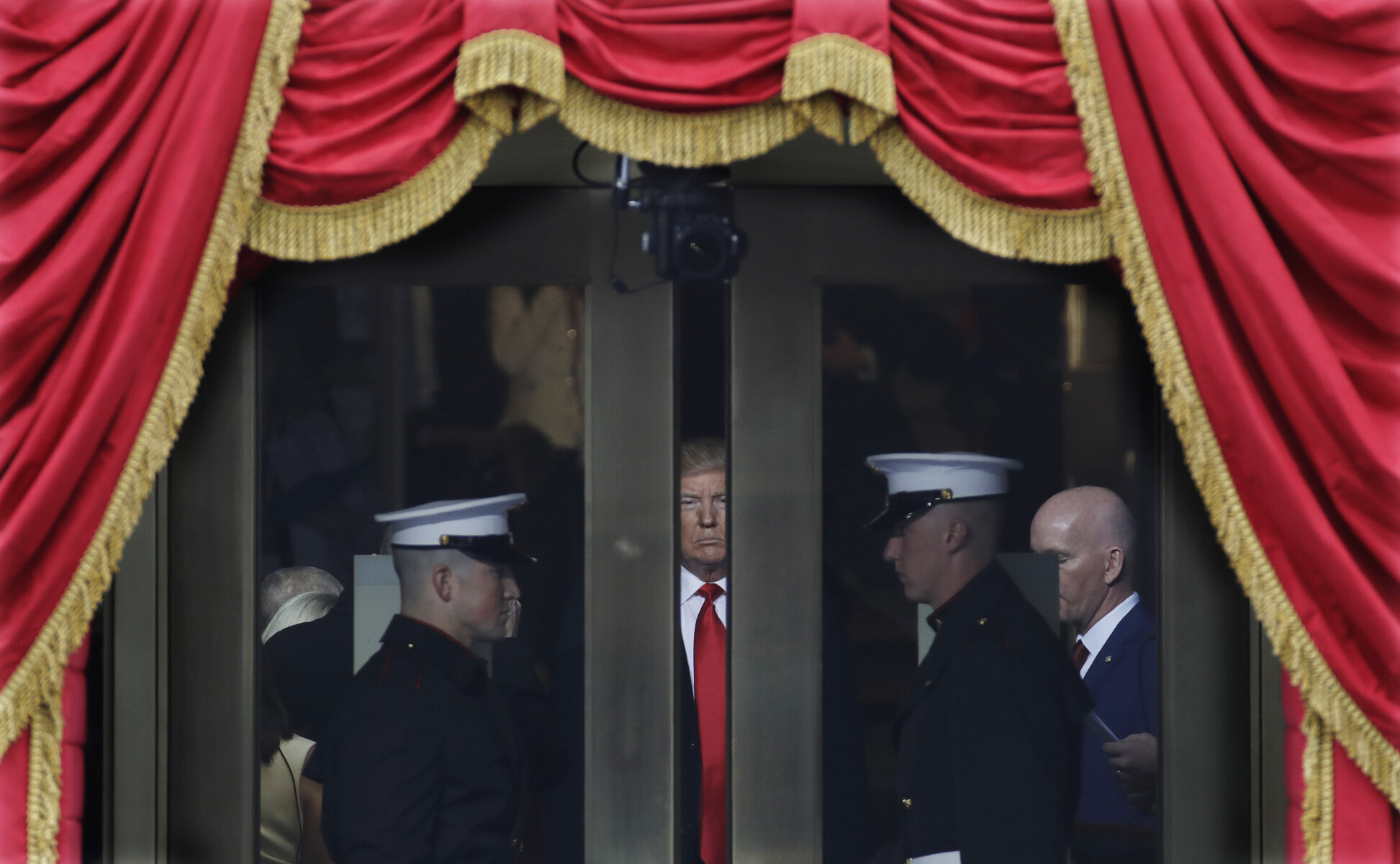 <p>Двери открываются. Избранный президент Дональд Трамп ожидает своей инаугурации.</p>