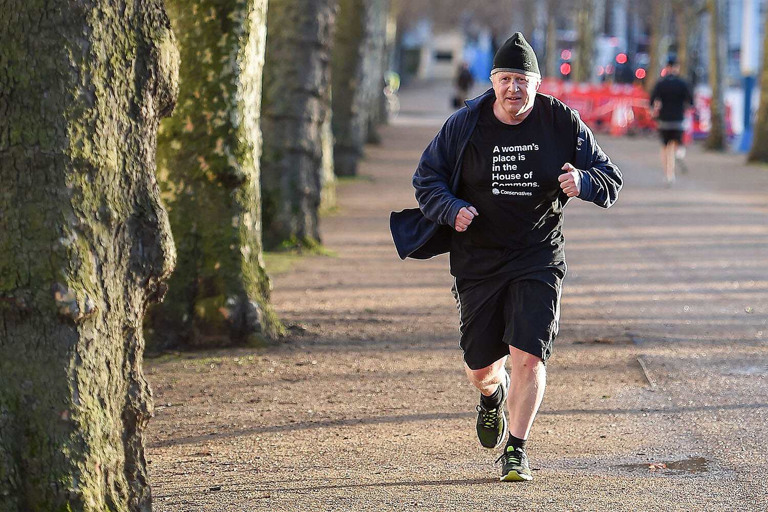 <p>Министр иностранных дел Великобритании Борис Джонсон во время пробежки в футболке с надписью: &laquo;Место женщины &mdash; в Палате общин&raquo;</p>