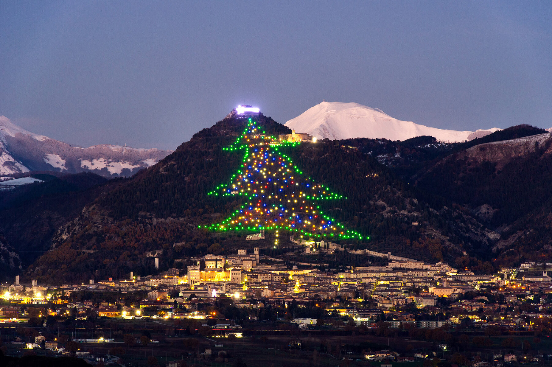 <p>Самая большое изображение&nbsp;рождественской&nbsp;ели&nbsp;в мире высотой 750 метров, которая обновила рекорд Гиннеса впервые с 1991 года, на горе Инджино в итальянской коммуне Губбио, 12 декабря 2021 года</p>