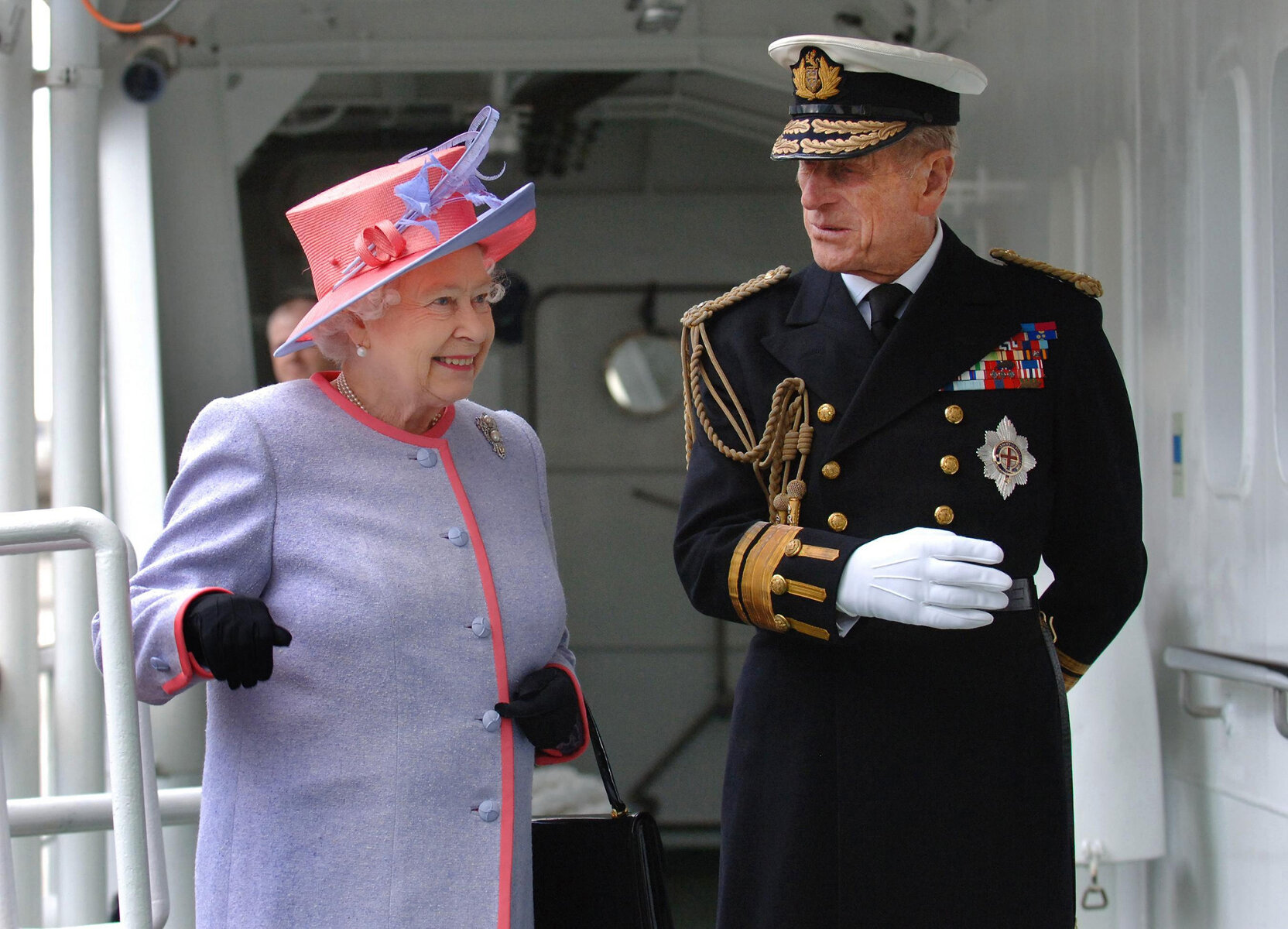 <p>Принц Филипп в роли главы Тринити-хауса (организации, отвечающей за навигацию в британских территориальных водах) приглашает Елизавету II на борт судна, 2007</p>