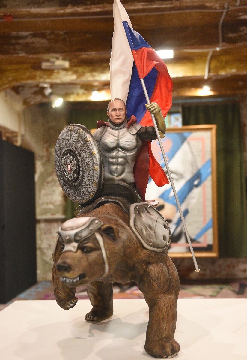 <p>Также на выставке есть изображения, на которых Путин обнимает бабушек и катается на медведе.</p>

<p>&nbsp;</p>