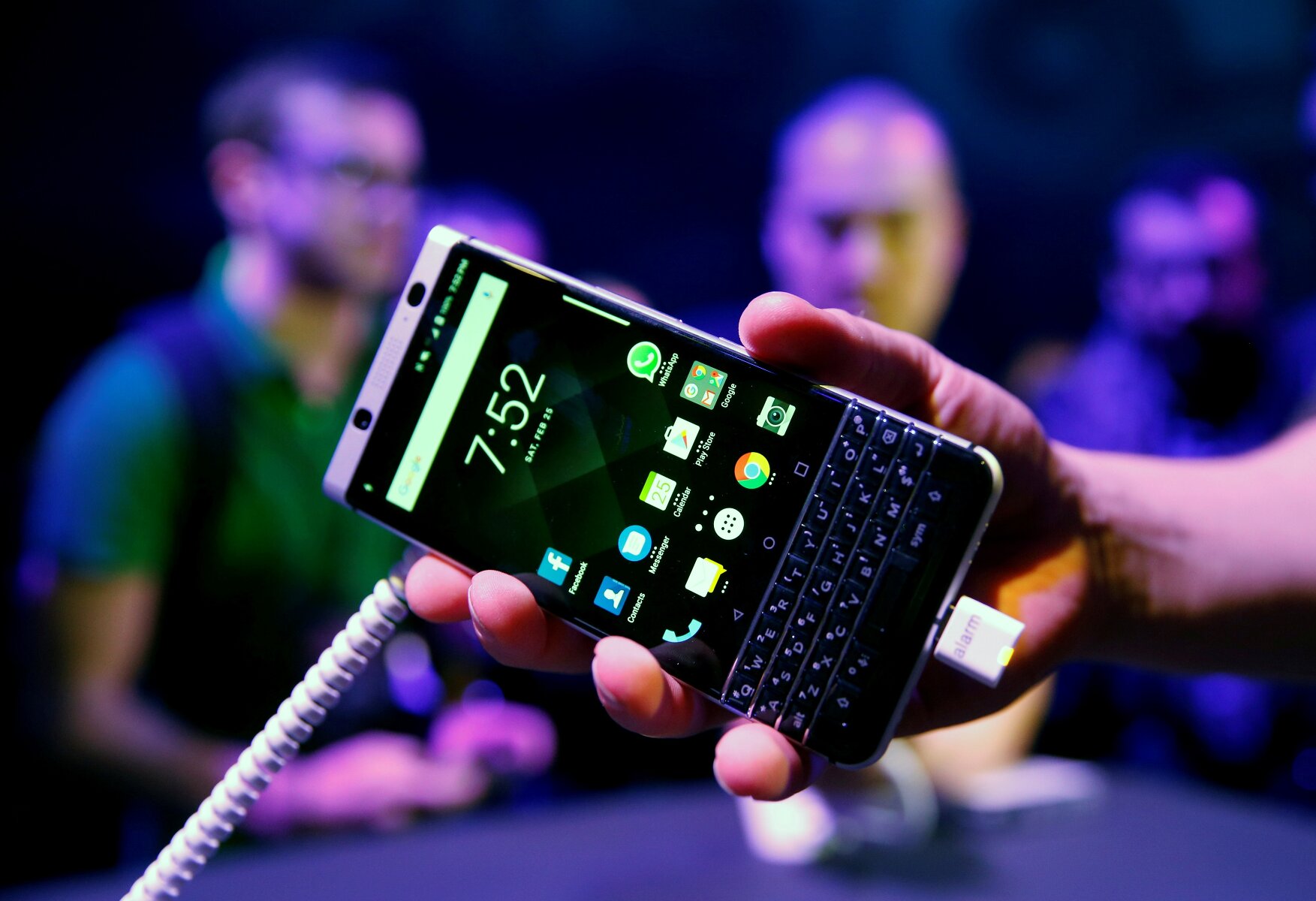 <p><strong>BlackBerry KeyOne</strong></p>

<p>Компания TCL Communication, которая выпускает телефоны BlackBerry, представила новую модель KeyOne. Разработчики объединили клавиатуру QWERTY с 4.5-дюймовым сенсорным дисплеем. Клавиатура представляет собой тачпад со встроенным сканером отпечатков пальцев. У кнопок также появился дополнительный функционал: можно, например, нажать &laquo;Y&raquo;, чтобы запустить YouTube, или &laquo;F&raquo; для фейсбука. Телефон&nbsp;также оснащен 12-мегапиксельной камерой и процессором Qualcomm, а работает он, в отличие от предшественников, на операционной система Andorid. Продажи начнутся в апреле, стоить телефон будет $550&nbsp;в США и &euro;600 в Европе.&nbsp;</p>