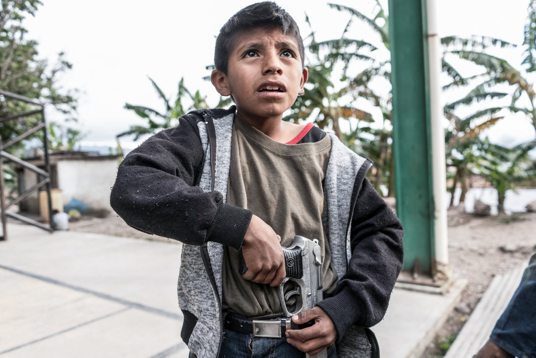 <p>11-летний Мигель Тарибио с пистолетом отца</p>