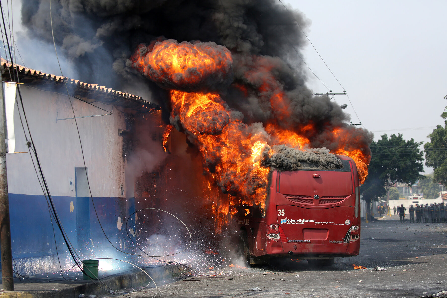 <p>Протестующие подожгли автобус после блокировки сотрудниками правоохранительных органов части&nbsp;города Уренья&nbsp;в Венесуэле.</p>