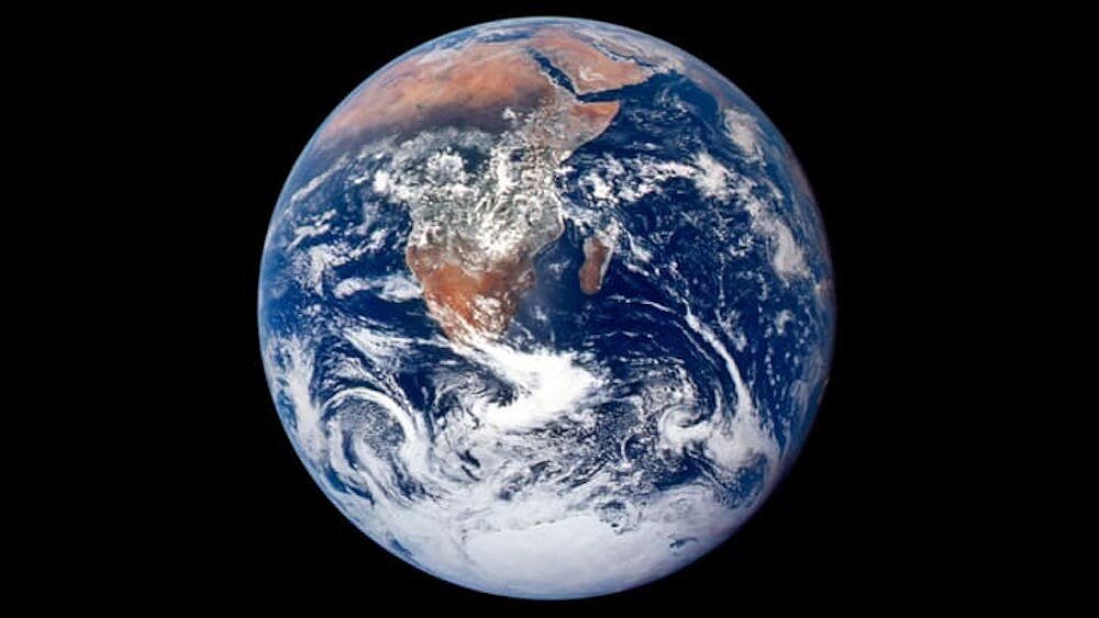 <p>Вид на Землю с корабля &laquo;Аполло-17&raquo;, летящего на Луну.</p>