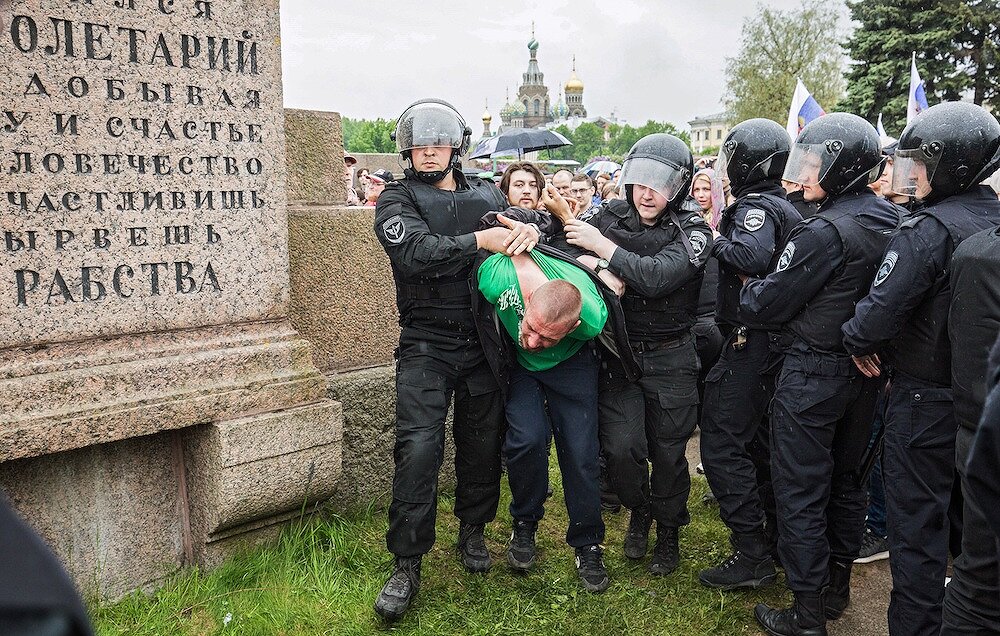 <p><strong>12 июня. Санкт-Петербург, Россия</strong></p>

<p>Митинг против коррупции на Марсовом поле. Сотрудники полиции во время задержания активиста.</p>