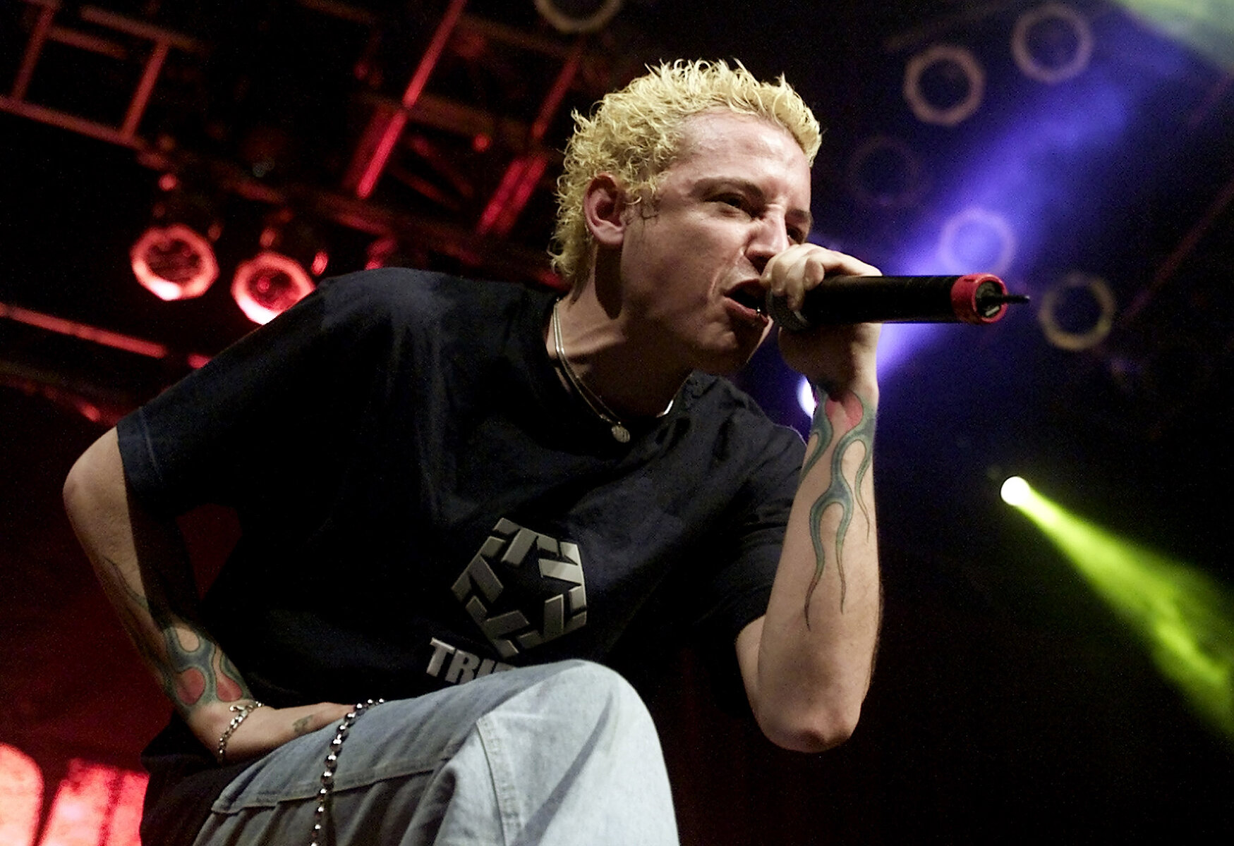 <p>Честер Беннингтон выступает 2 февраля 2001 года во время шоу Linkin park в Доме Блюза в отеле-казино &laquo;Мандалай Бей&raquo;&nbsp;в Лас-Вегасе. Группа гастролировала в поддержку своего платинового дебютного альбома&nbsp;&laquo;Hybrid Theory&raquo;.</p>

<p>&nbsp;</p>

<p>&nbsp;</p>