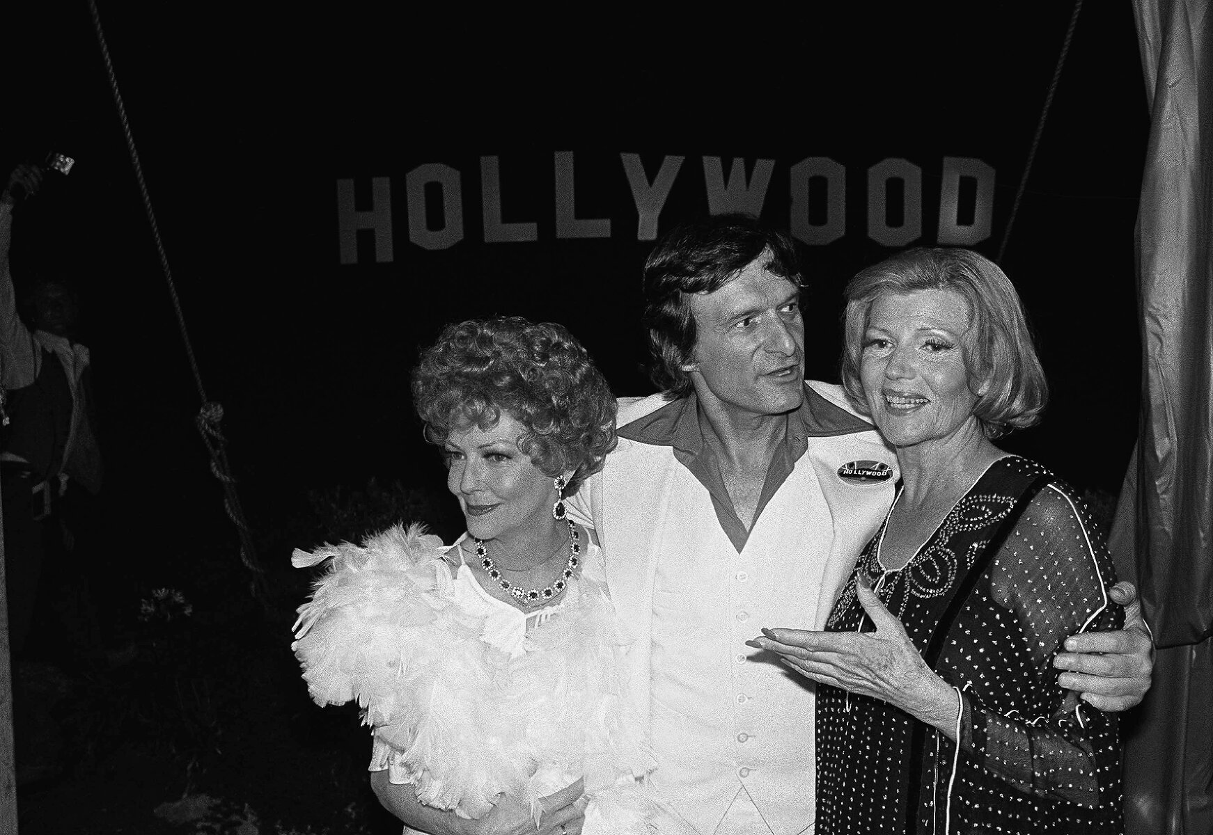 <p>Хью Хефнер позирует с актрисами Вивиан Блейн и Ритой Хейворт во время благотворительного сбора средств, 1978 год.</p>