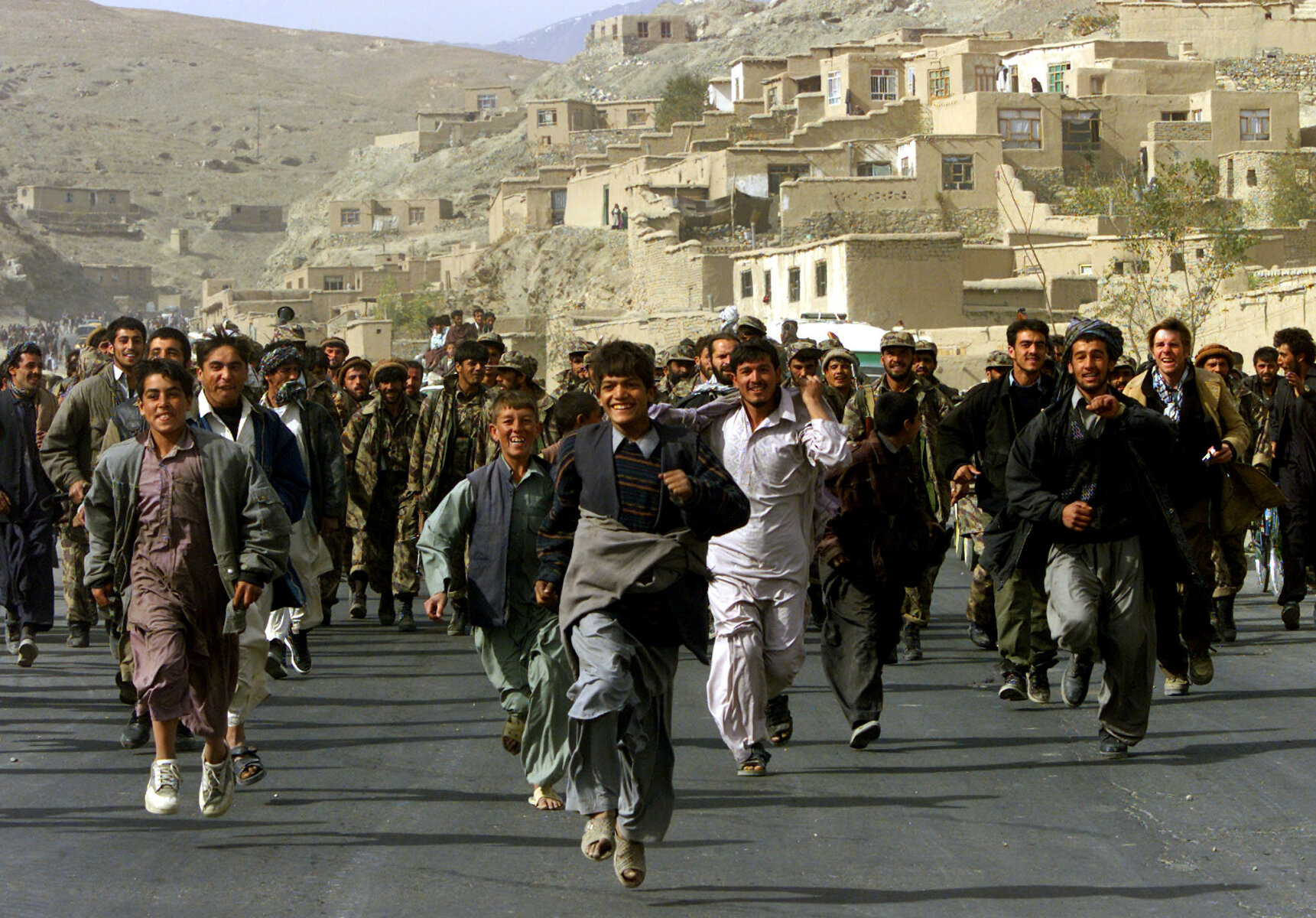 <p>Жители Кабула празднуют избавление от боевиков Северного альянса. 13 ноября 2001 года</p>