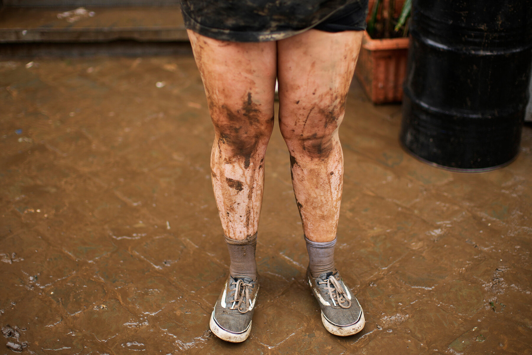 <p>Ноги женщины, очищавшей свой дом от воды и грязи после наводнения в Вервье, Бельгия</p>