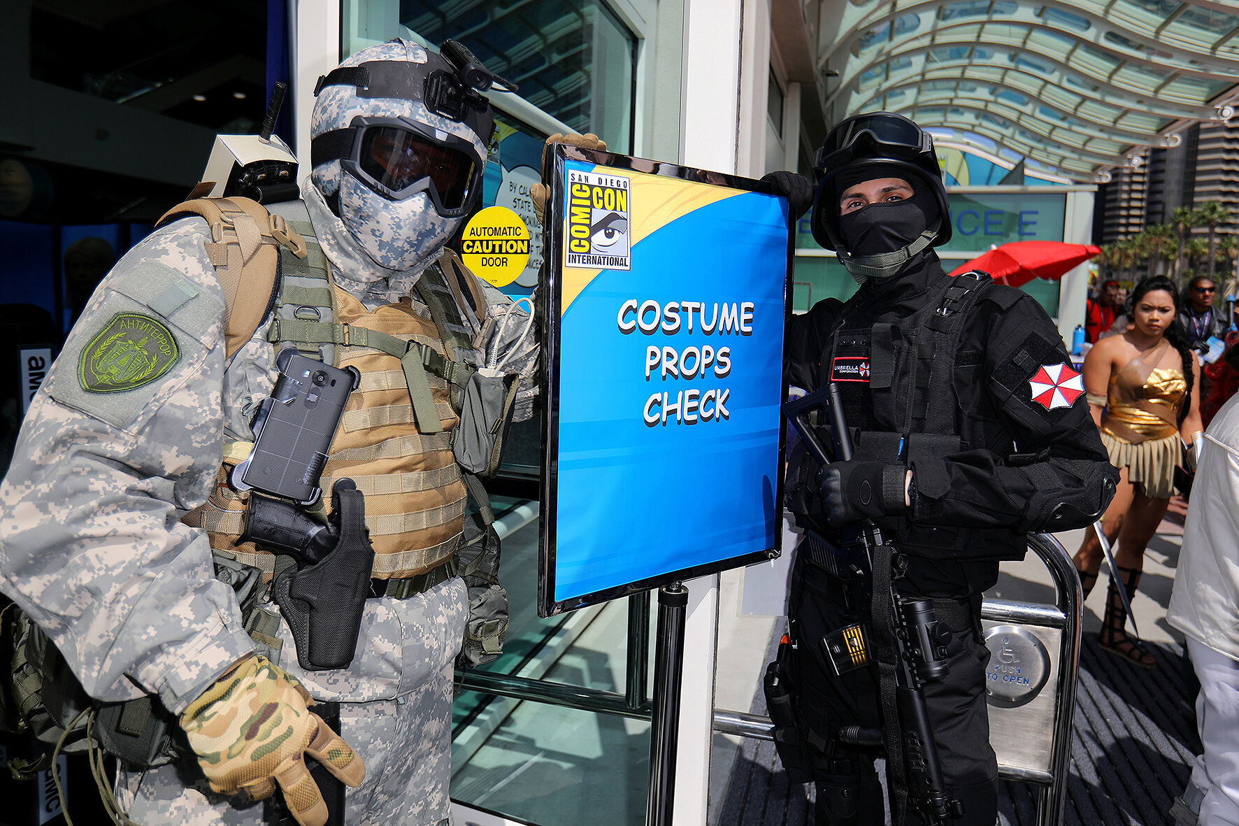 <p>На специальной линии безопасности проверяют&nbsp;костюм и оружие каждого участника</p>