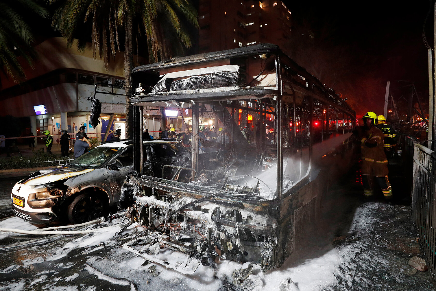 <p>Автобус в городе Холон, сгоревший после ракетного удара &laquo;Хамас&raquo; по Израилю</p>