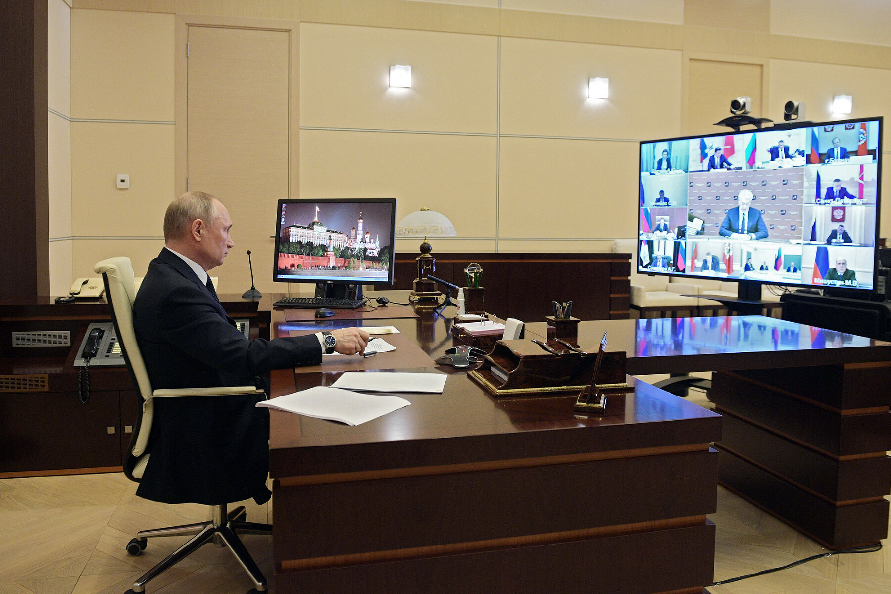 <p>Владимир Путин во время совещания с главами регионов по борьбе с распространением коронавируса</p>