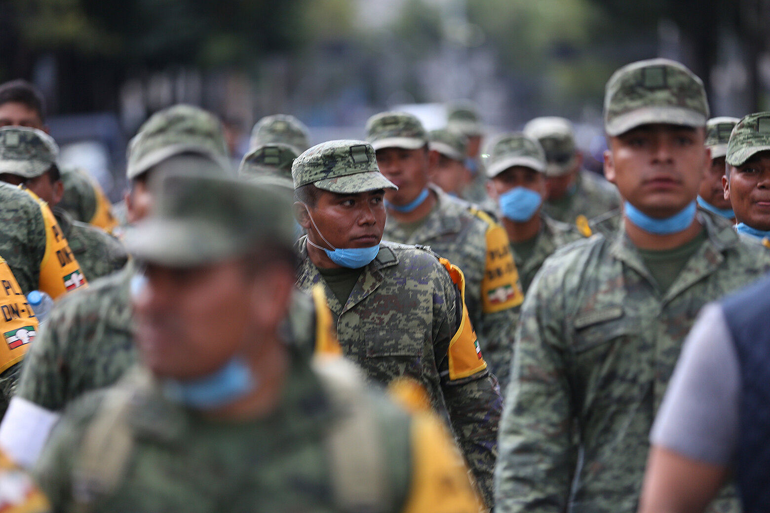 <p>Мексиканские солдаты помогают при разборе завалов.</p>
