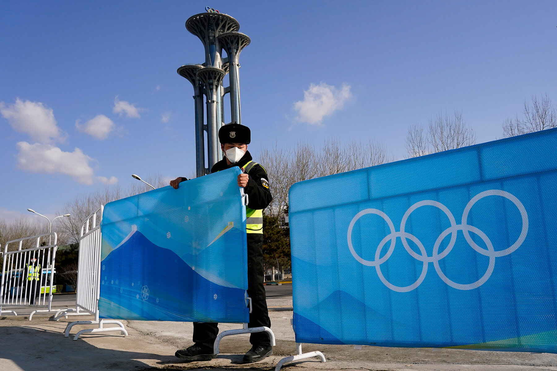<p>Охранник ставит заборчики снаружи главного пресс-центра Игр в Пекине, 31 января 2022 года.&nbsp;</p>