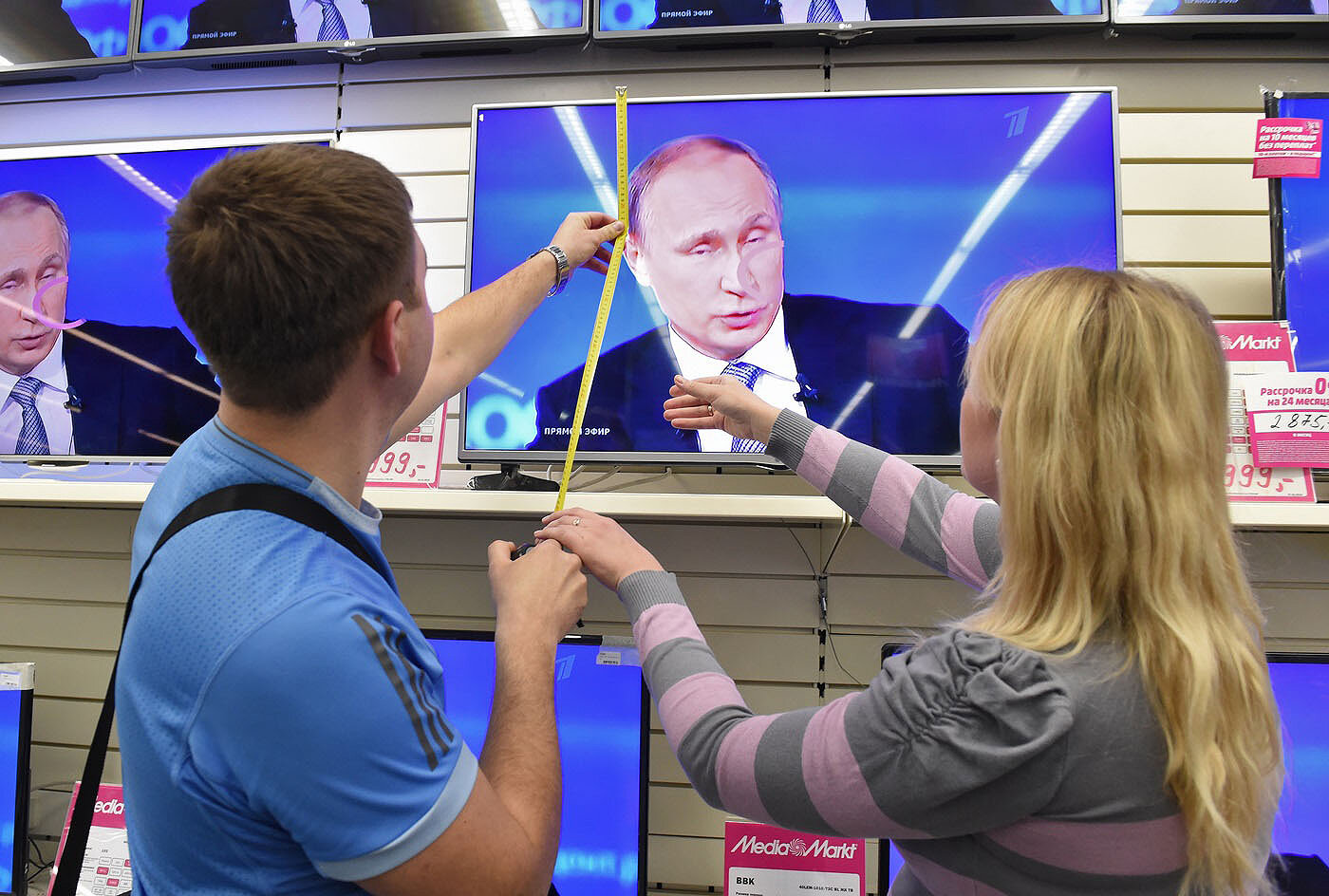 <p>Москва, 2016 год. Супруги выбирают телевизор в магазине электроники</p>