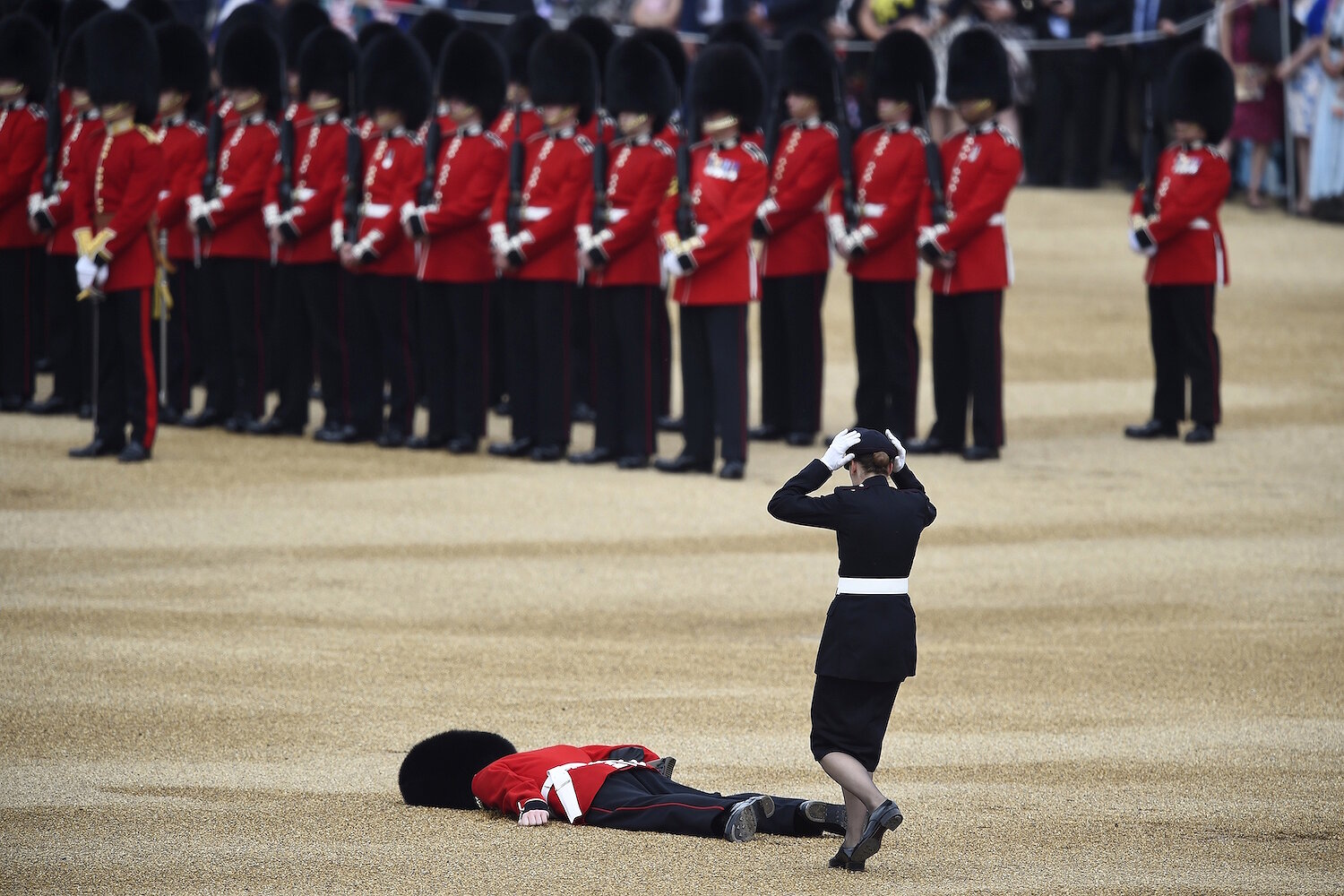 <p>11 июня. Лондон, Великобритания. Гвардеец упал в обморок на ежегодном параде в честь празднования дня рождения королевы Елизаветы &mdash; ей исполнилось 90 лет.</p>