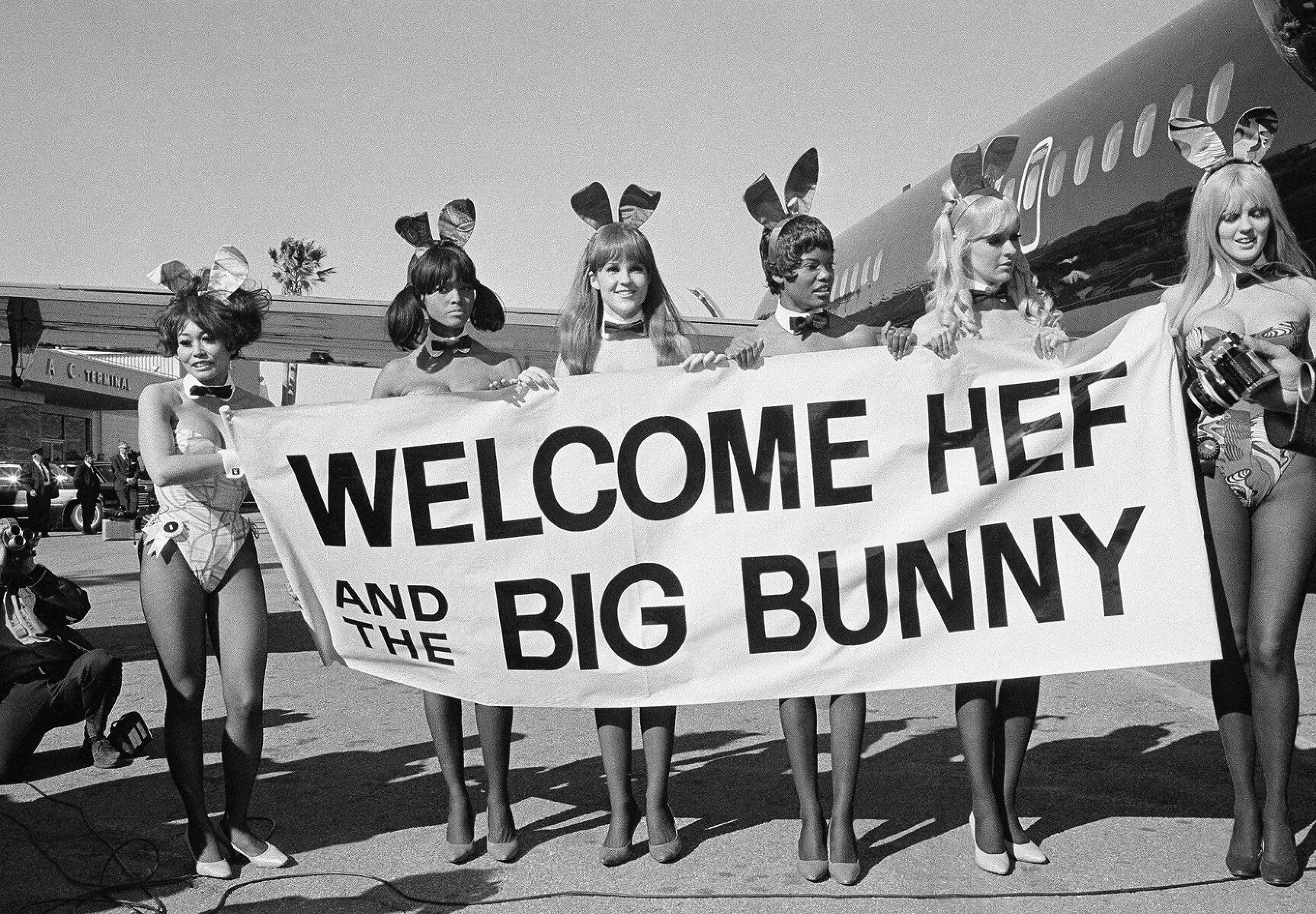<p>Девушки Playboy приветствует Хью Хефнера после первого&nbsp;рейса его нового лайнера DC-9, Big Bunny, март 1970 года.</p>