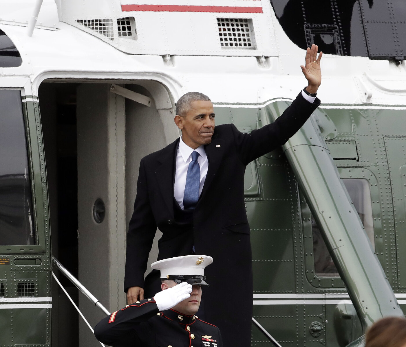 <p>Барак Обама садится в вертолет&nbsp;после инаугурации Трампа.</p>