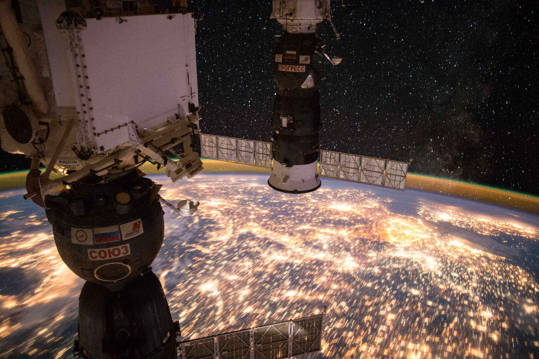 <p>Фотография Земли, сделанная во время ночного наблюдения экипажа 49 экспедиции&nbsp;на борту Международной космической станции (МКС). На фото: стыковка кораблей &laquo;Союз&raquo;&nbsp;и &laquo;Прогресс&raquo;.</p>