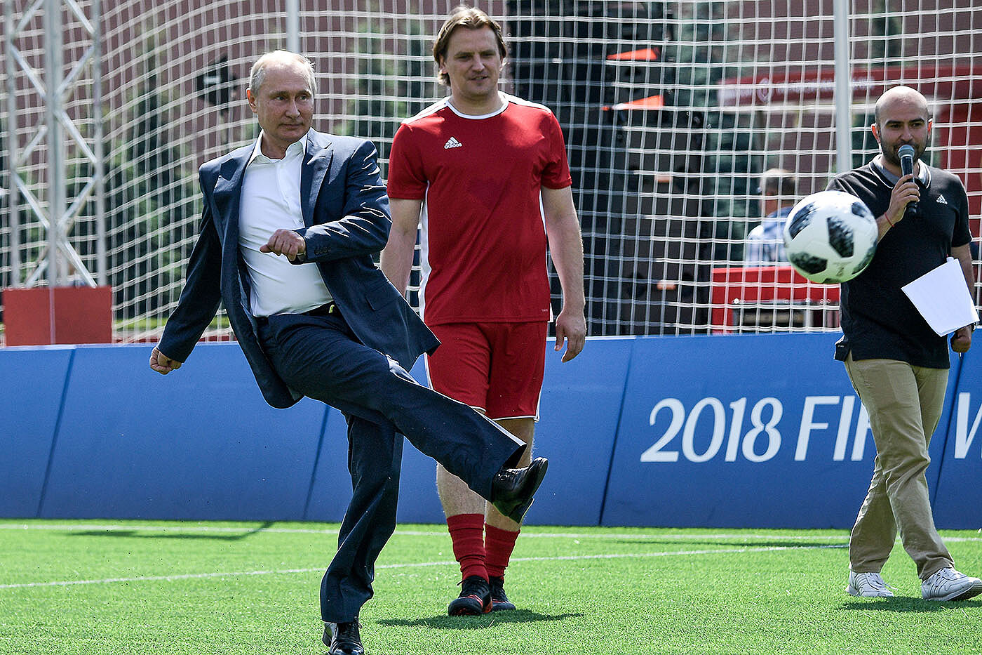 <p>Владимир Путин во время посещения Парка футбола ЧМ-2018 на Красной площади</p>