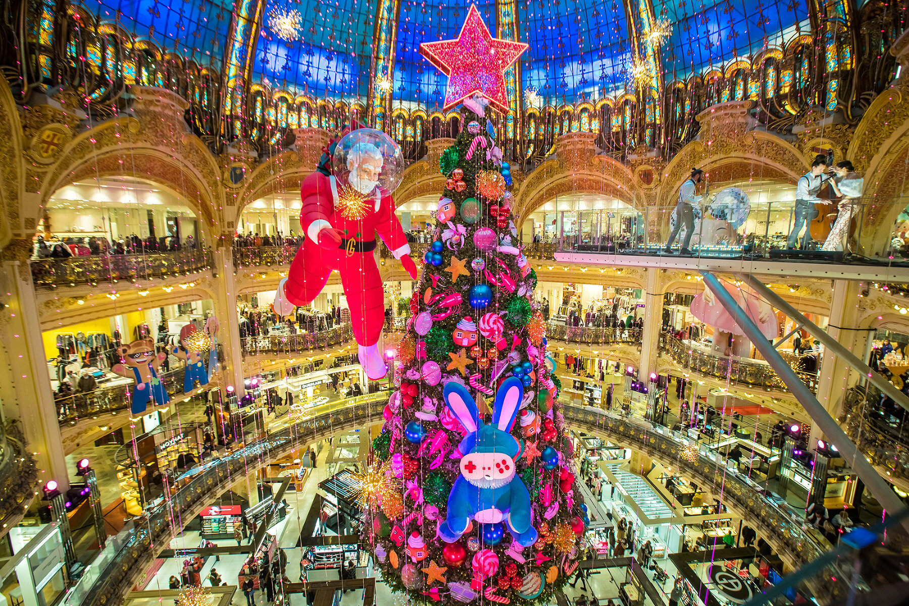 <p>Рождественские декорации в универмаге &laquo;Галерея Лафайет&raquo; в Париже, 20 декабря 2021 года</p>