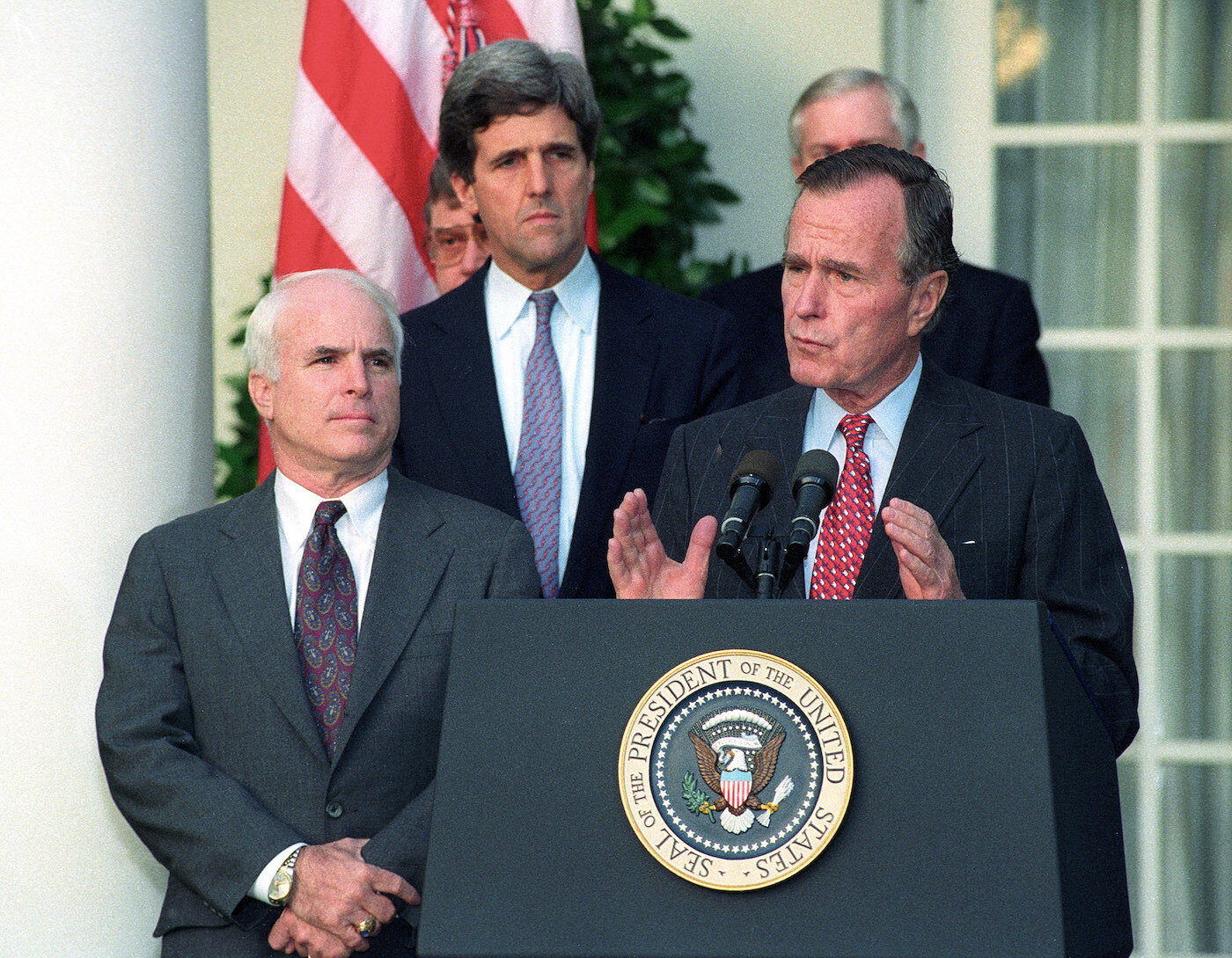 <p>23 октября&nbsp;1992 года.&nbsp;Президент Джордж Буш с сенаторами Джоном Маккейном и Джоном Керри&nbsp;обращается к репортерам в Белом доме по поводу&nbsp;выпуска&nbsp;Вьетнамом&nbsp;документов о пропавших без вести в Юго-Восточной Азии. Эта информация позволит США &laquo;начать писать последнюю главу войны во Вьетнаме&raquo;</p>

<p>&nbsp;</p>