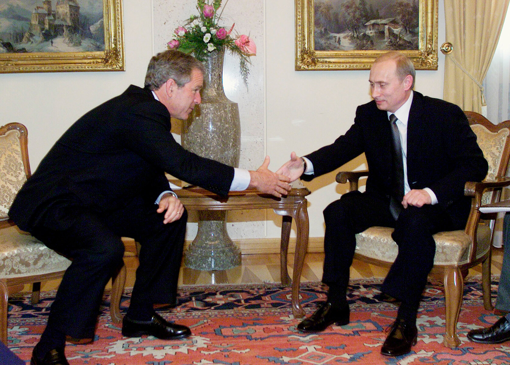 <p>Владимир Путин и Джордж Буш впервые встретились 16 июня 2001 года на саммите в Любляне. Буш впоследствии <a href="https://www.washingtonpost.com/business/economy/bush-saw-putins-soul-obama-wants-to-appeal-to-his-brain/2015/12/01/264f0c7c-984b-11e5-8917-653b65c809eb_story.html" target="_blank">вспоминал</a>, что &laquo;заглянул в глаза&raquo; российскому президенту,&nbsp;&laquo;увидел его душу&raquo; и &laquo;посчитал прямолинейным и достойным доверия&raquo;.</p>