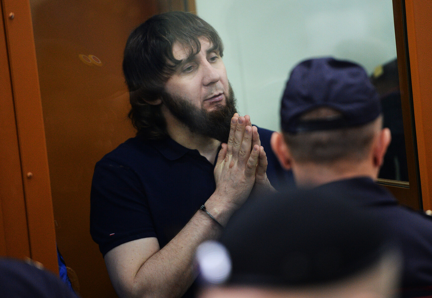 <p>Заур Дадаев во время оглашения приговора в Московском окружном военном суде. Его приговорили к 20 годам колонии строгого режима за убийство Немцова. Накануне сторона обвинения просила для него пожизненный срок.</p>