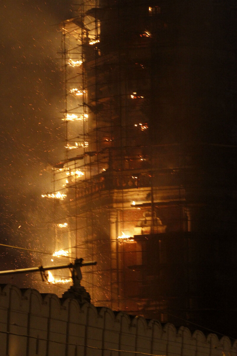 Пожар в Новодевичьем монастыре. Фото — агентство городских новостей «Москва».