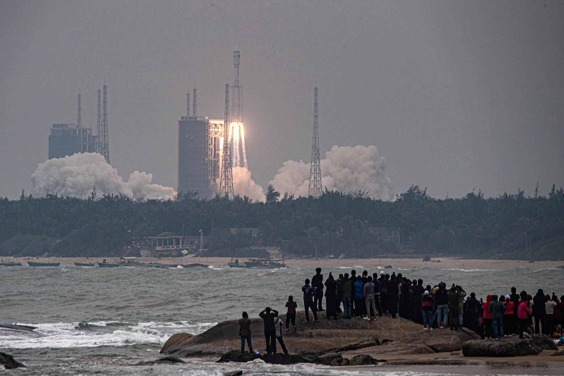 Китай. <p>22 декабря 2020 года Китай успешно запустил новейшую ракету-носитель Long March 8 (или &laquo;Чанчжэн-8&raquo;) с пятью спутниками на борту. КНР располагает широким семейством тяжелых ракет-носителей, способных как доставлять грузы на земную орбиту и МКС, так и выполнять задачи межпланетных миссий &mdash; ракета &laquo;Чанчжэн-5&raquo; используется в марсианской программе Китая.</p>