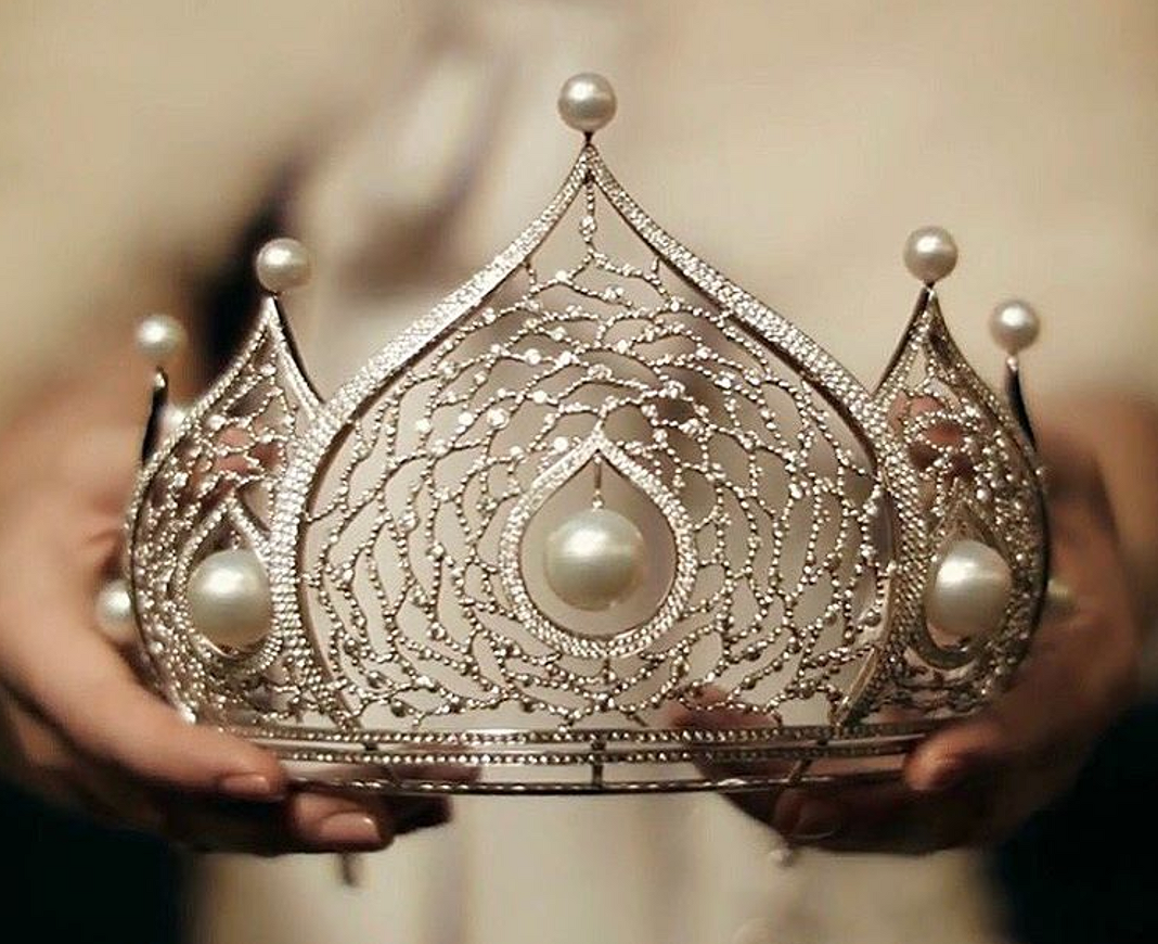 <p>Корона каждый год передается новой победительнице. Она&nbsp;инкрустированна бриллиантами и жемчугом,​ ее стоимость около $1 млн.</p>