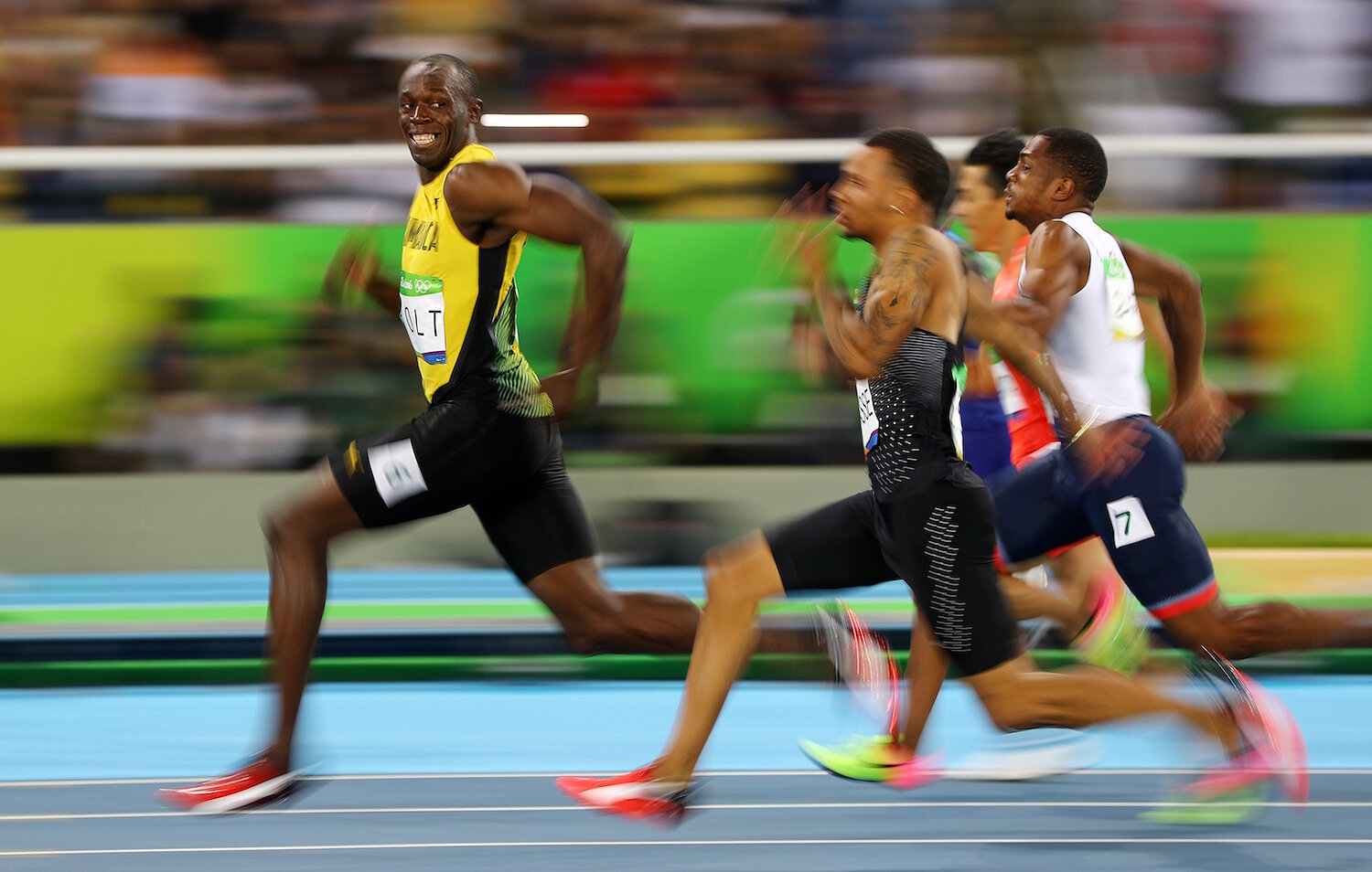 <p>14 августа. Рио-де-Жанейро, Бразилия. Ямайский бегун Усейн Болт во время полуфинального забега на 100 метров на Олимпийских играх.</p>