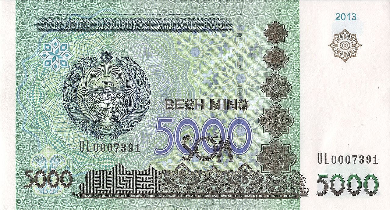 Узбекистан — сум. 1 Узбекский сум равен 100 тийинам. Примечательно, что в стране практически не используются монеты и купюры малого номинала — в обиходе присутствуют только банктноты от 100 до 1000 сумов.