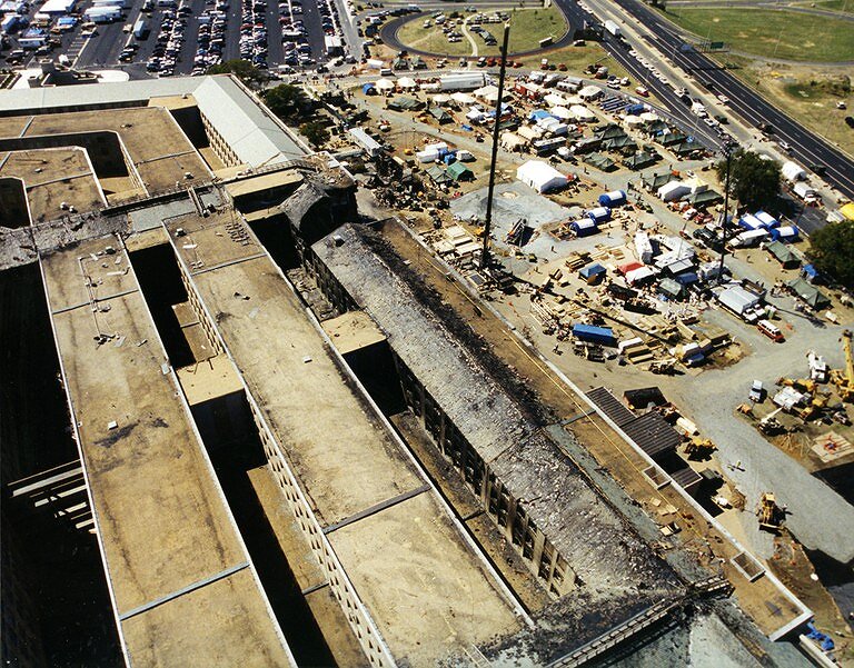 <p>Вид сверху на здание Минобороны США после теракта.</p>