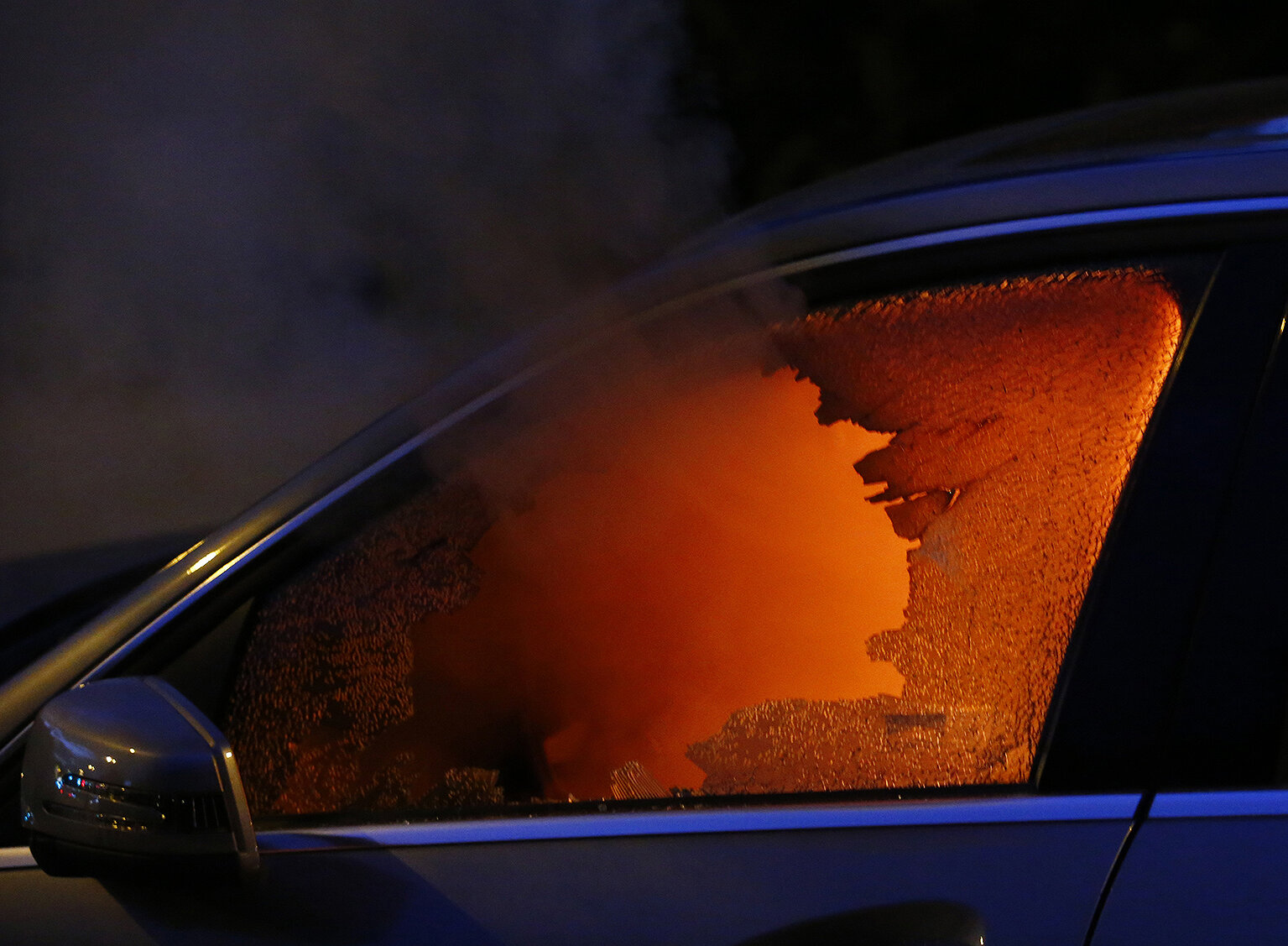 <p>Демонстранты разбивали окна автомобилей и бросали внутрь зажженные фаеры</p>