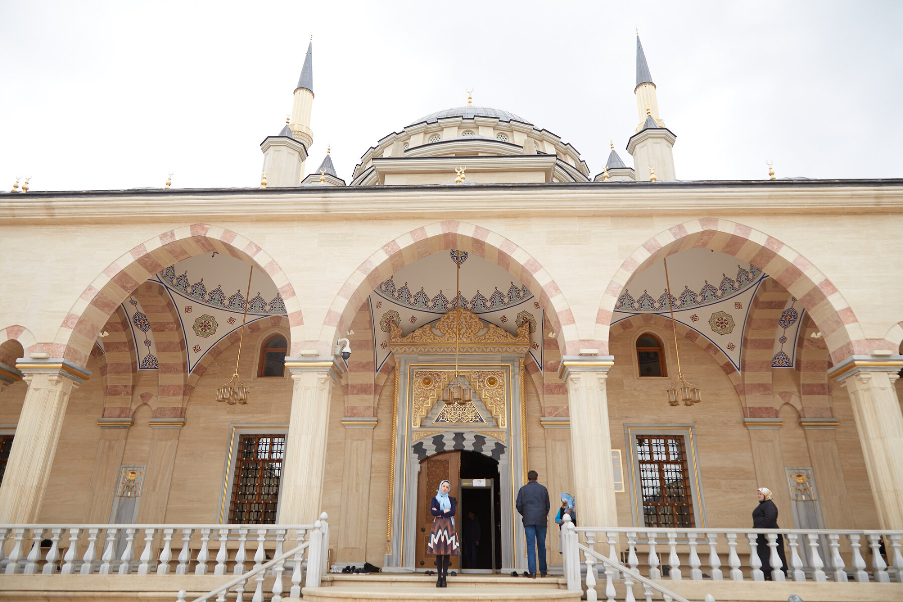 <p>А это мечеть &laquo;Сердце Чечни&raquo;, в которой, как и в других мечетях республики, читают проповеди о воссоединении разведенных семей.</p>