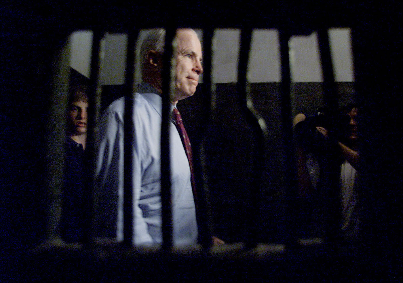 <p>26 апреля 2000 года. Джон Маккейн проходит мимо тюремных камер в Ханое, в одной из которых сидел он, будучи военнопленным</p>