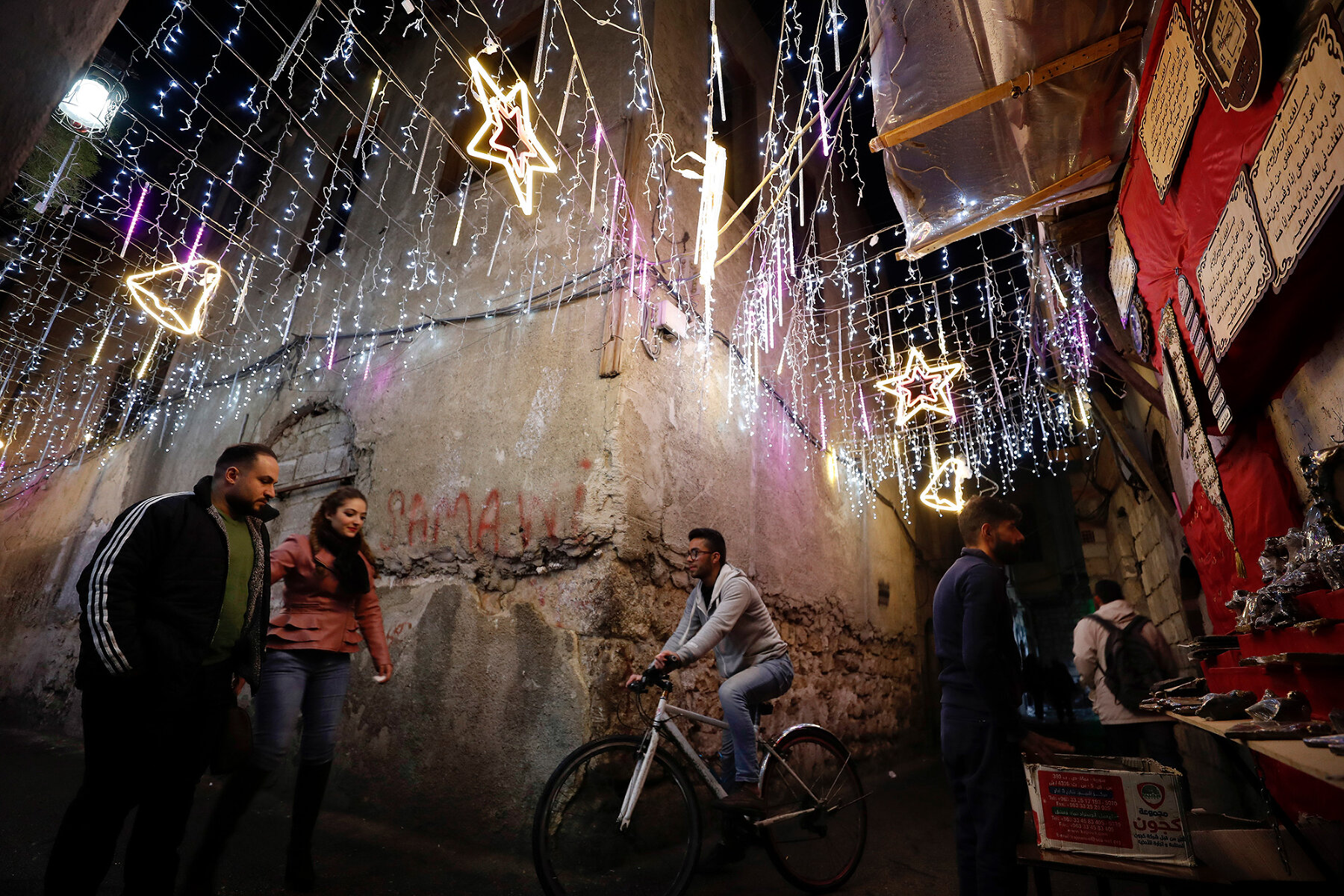 <p>Рождественские украшения в Старом городе в центре Дамаска, 15 декабря 2021 года</p>