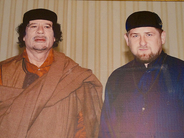 <p><strong>Бывшего президента Ливии Муаммара Каддафи</strong></p>

<p>В 2010 году на встрече с Каддафи в Ливии Кадыров позвал его в Чечню на следующий год, чтобы отметить день рождения пророка. Каддафи в назначенный день не приехал. Через полгода, во время арабской весны в Ливии, Кадаффи убили повстанцы.</p>
