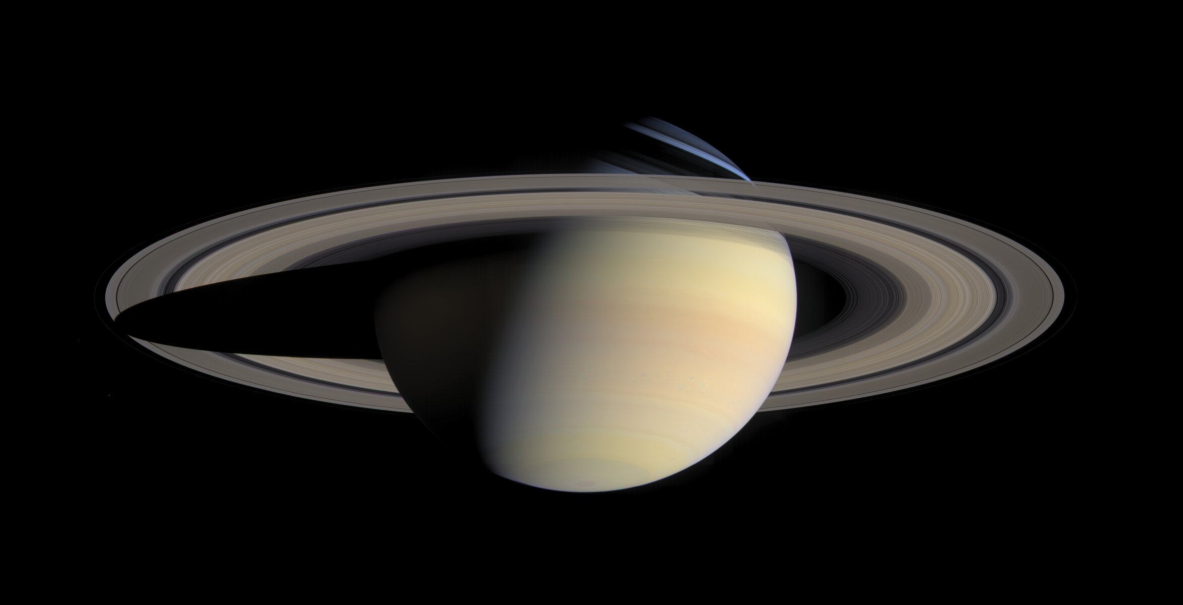 <p>Во время полета вокруг Сатурна в начале октября 2004 года &laquo;Kassini&raquo; сделал серию кадров, которые были составлены в самое большое и детализированное изображение, передающее естественный цвет и вид Сатурна. Эта грандиозная мозаика&nbsp;состоит из 126 снимков.</p>
