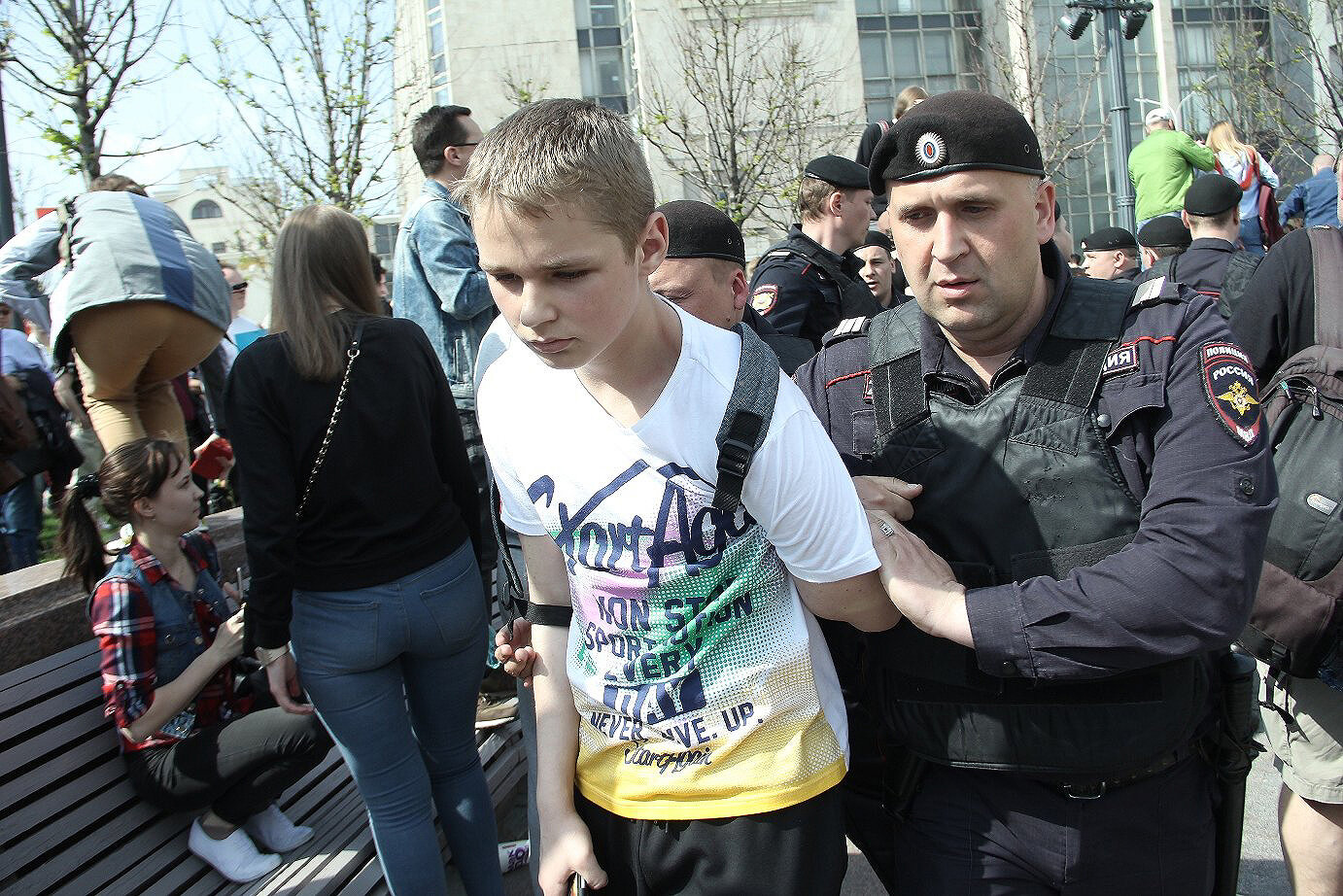 <p>Задержание несовершеннолетнего на митинге на Пушкинской площади. Москва, 2018 год</p>