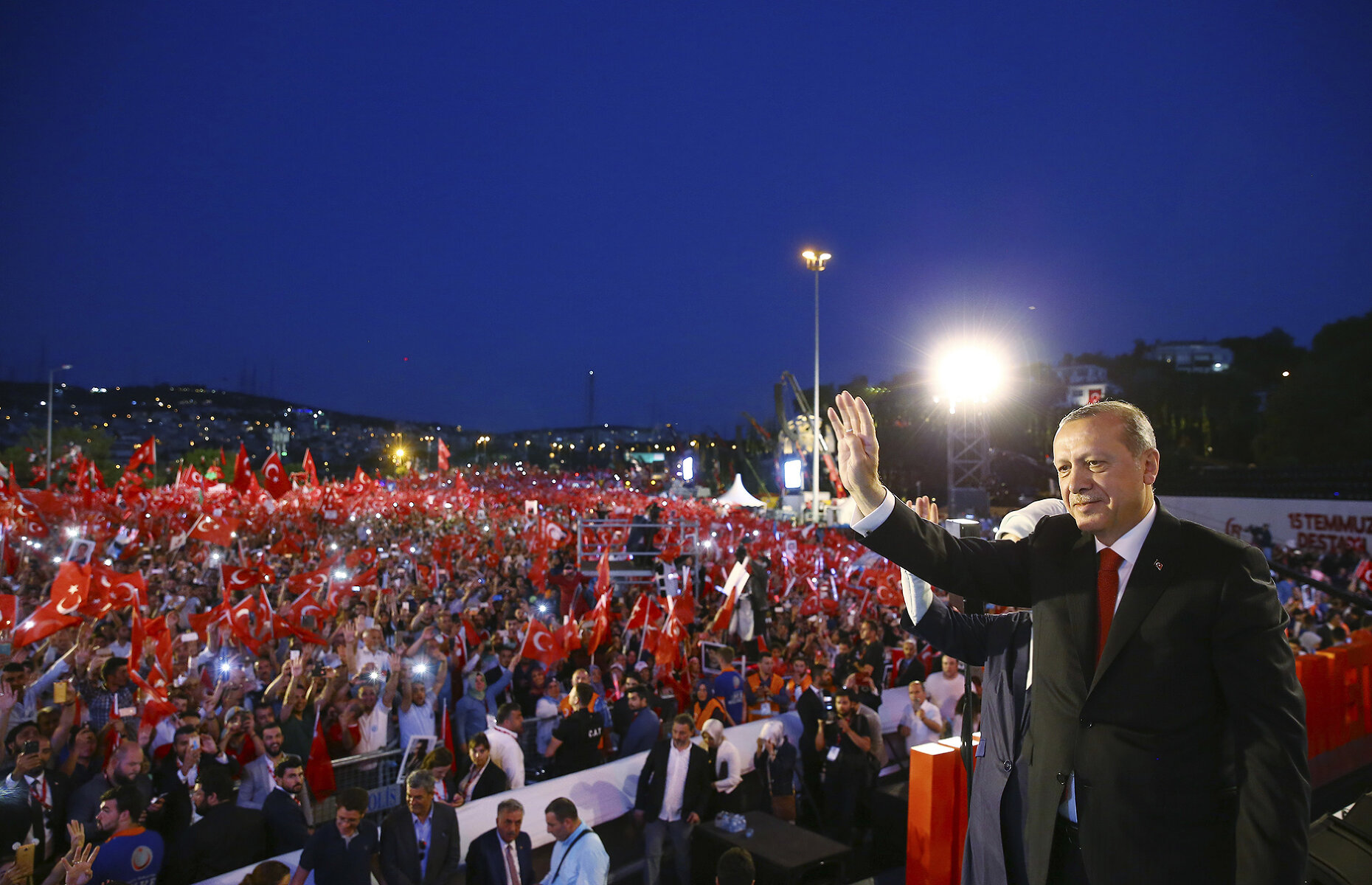 <p>Президент Турции&nbsp;Реджеп Эрдоган выступает перед сторонниками.</p>