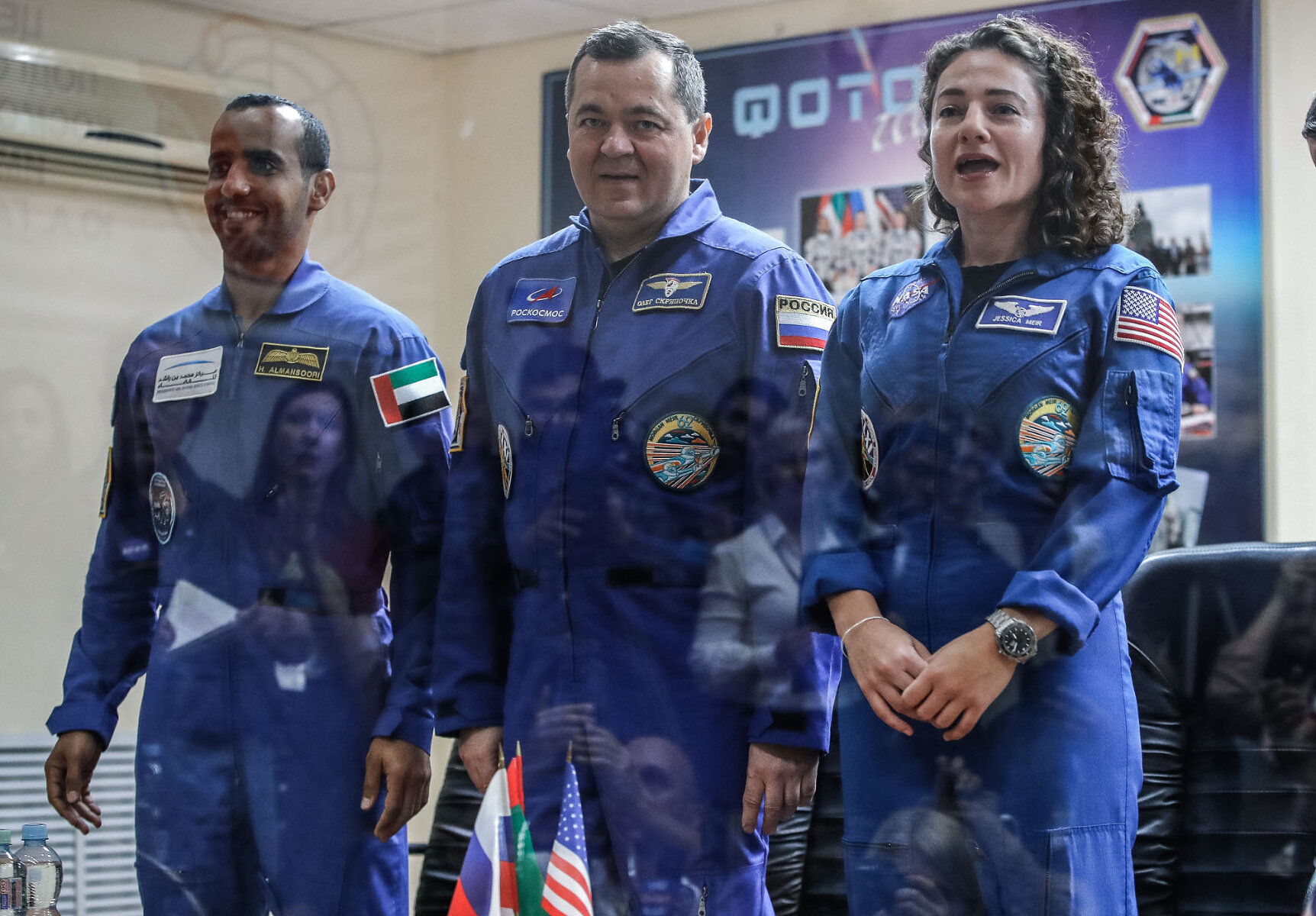 <p>Космонавты дают последнюю пресс-конференцию перед стартом</p>