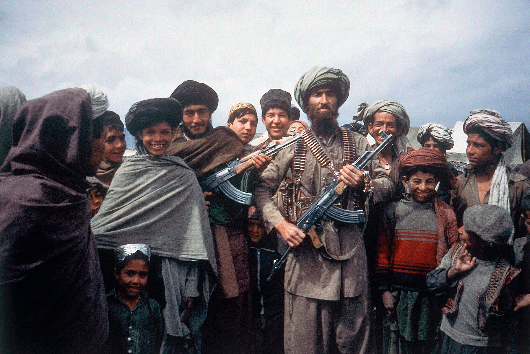 <p>Афганские моджахеды в лагере на границе Афганистана возле города Вана, 1 апреля 1984 года</p>