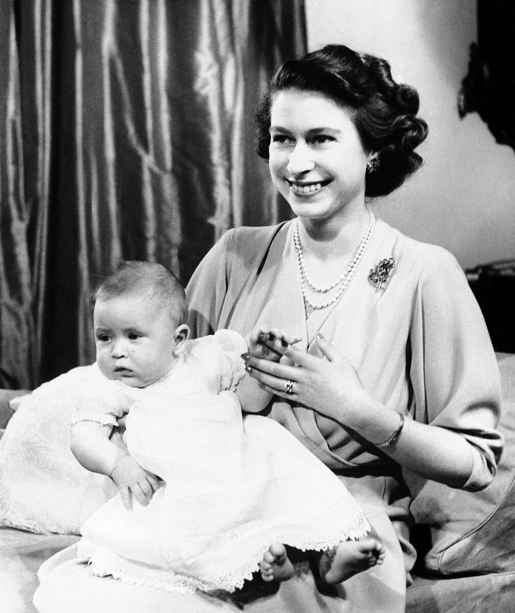 <p>В 1949 году у пары родился первый ребенок, принц Чарльз. Это его первая фотография в неформальной обстановке в Букенгемском дворце, пишет AP.</p>