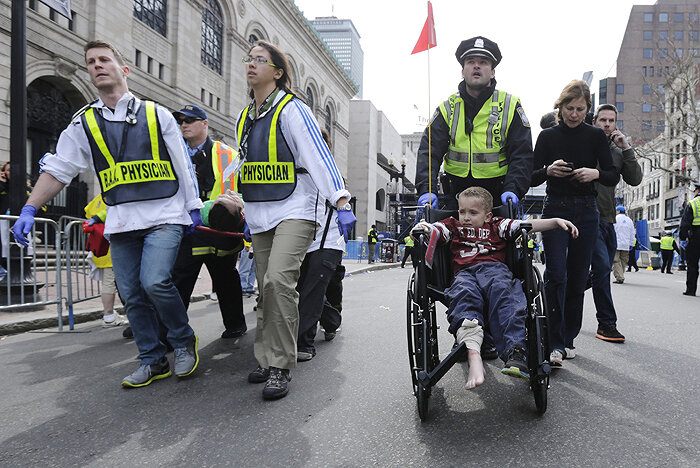 Последствия взрыва в Бостоне. Источник фото: AP Photo/Charles Krupa