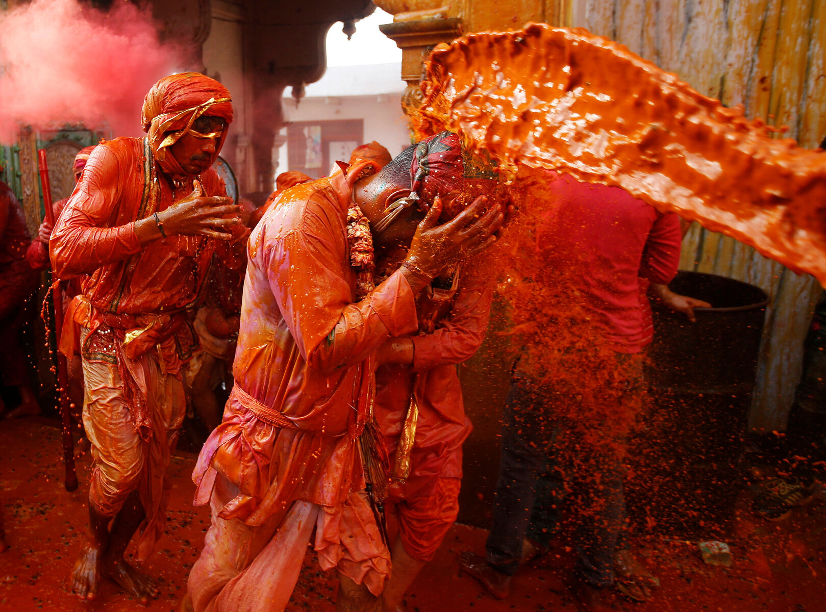 <p>Индуистский фестиваль Холи символизирует победу добра над злом. Его участники осыпают друг друга цветным порошком, известным как гулал, и кидают лепестки цветов.</p>