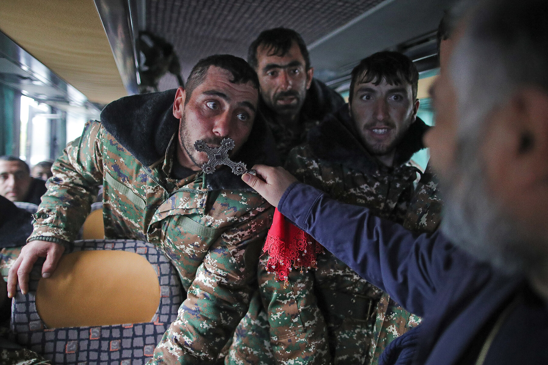 <p>Священник благословляет армянских добровольцев и мобилизованных военнослужащих перед отправкой на фронт, Нагорный Карабах, 6 октября</p>